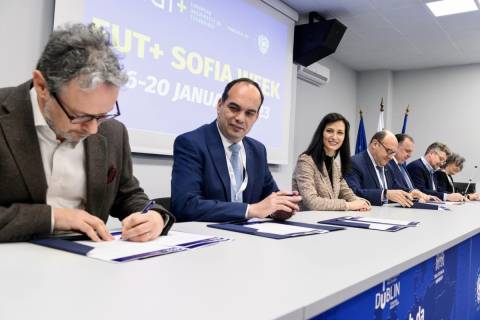 Los rectores de la EUt+ firmando el acuerdo. En el centro, la comisaria Mariya Gabriel.